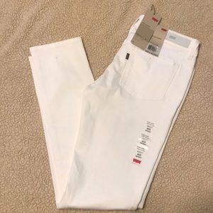 Levi’s white slight curve jean size 4